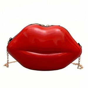 Lips shape clutch